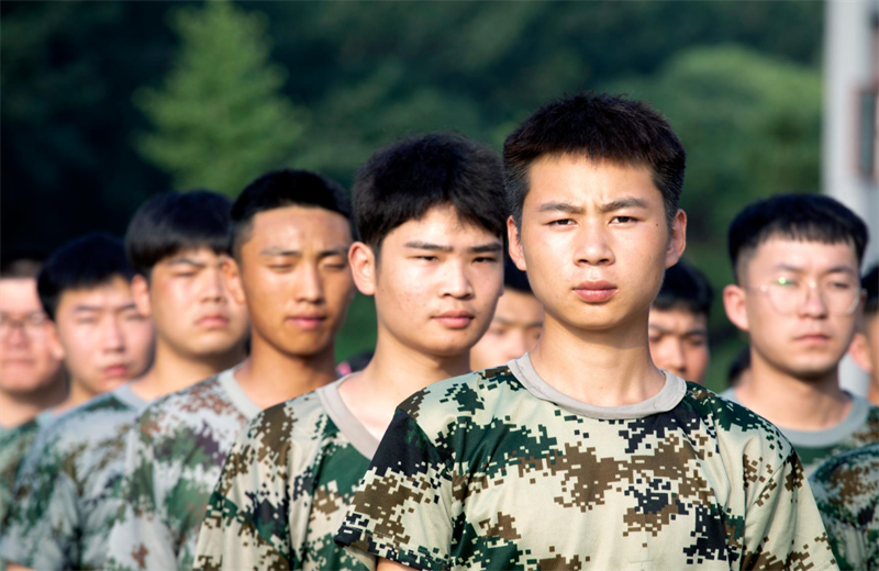 2021年7月6日，918博天堂北京集团百名应届大学生褪下便服换上军装，在训练场上接受为期2天的军训，享受入职前的第一份美好记忆。